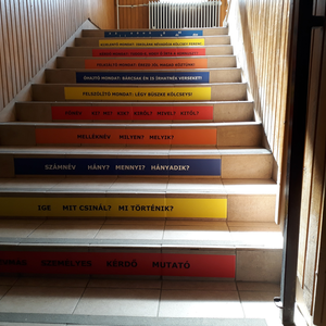 Iskola lépcső